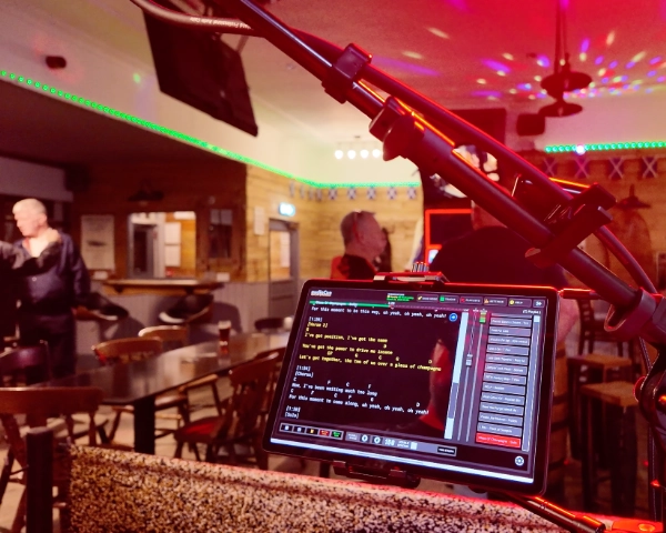 Barry performing live at a pub using audiocue