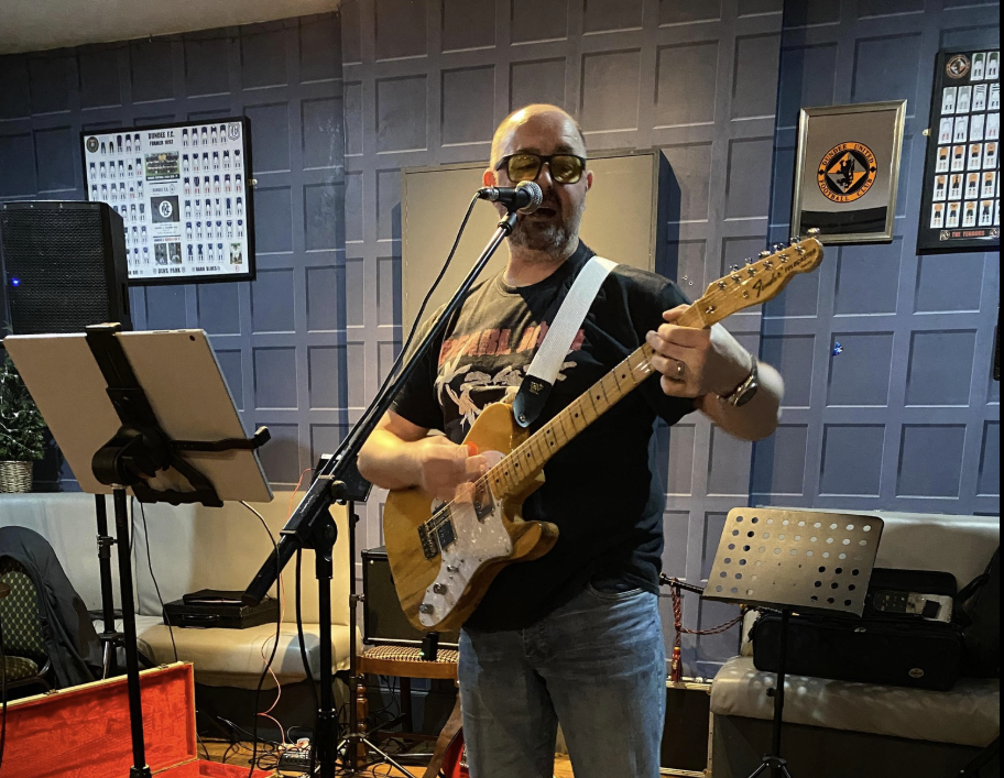 Barry performing live at a pub using audiocue